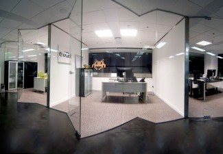Separació de despatxos amb mampares de vidre laminat en formes geomètriques, amb portes de vidre temperat. Disseny espectacular que permet una visió sense interferències de tots els despatxos.